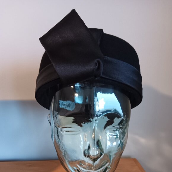 Stunning Vintage Black Pillbox Hat by Georgi: 1960s Jackie Kennedy Onassis - Picture 1 of 8